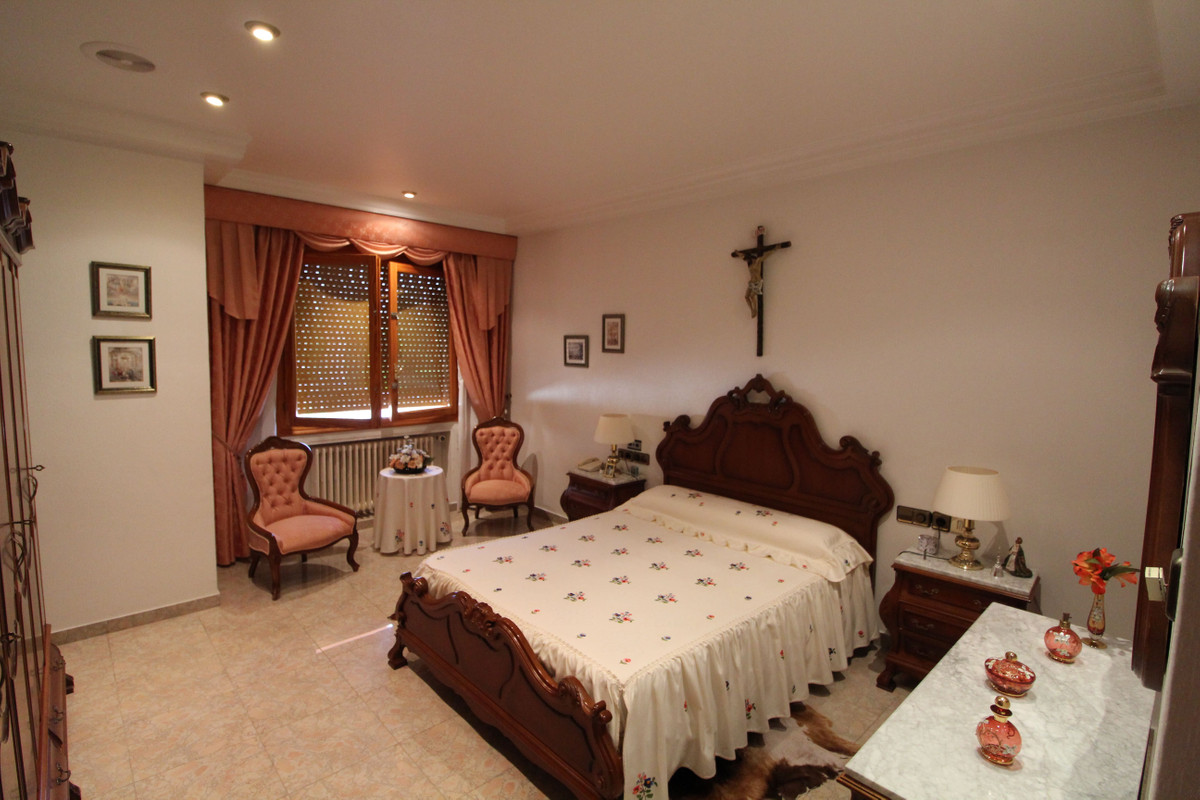 7 Bed Townhouse for sale in Valverde Costa Blanca, Alicante, Spain