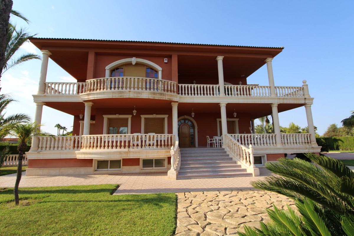 7 Bed Townhouse for sale in Valverde Costa Blanca, Alicante, Spain