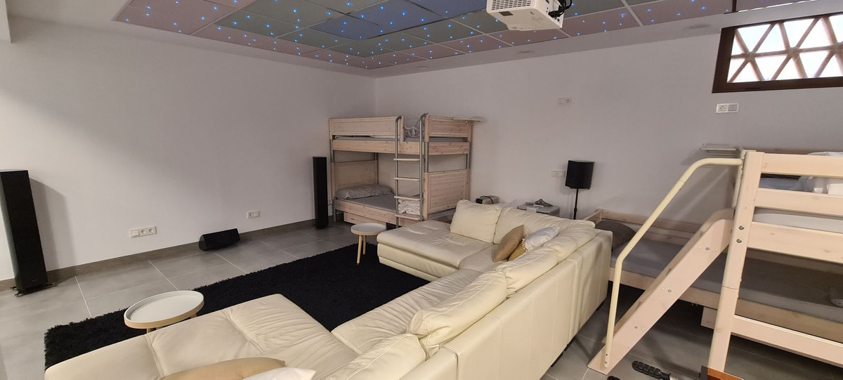 3 Bed Townhouse for sale in Cerros Del Aguila Costa Del Sol, Málaga, Spain