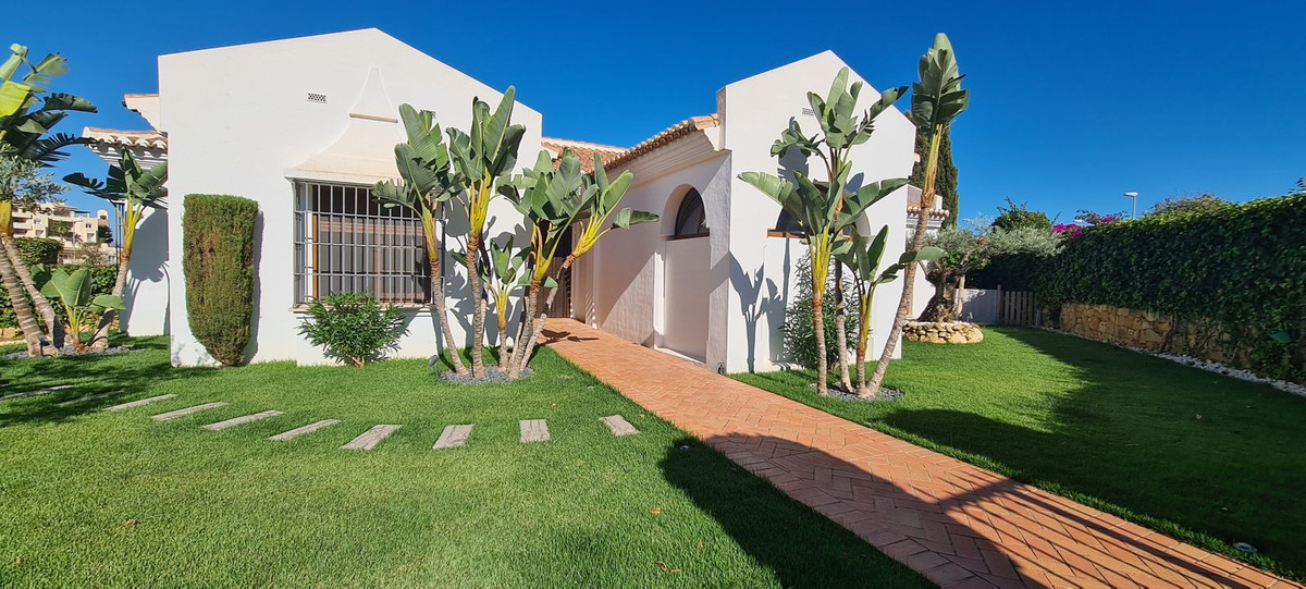 3 Bed Townhouse for sale in Cerros Del Aguila Costa Del Sol, Málaga, Spain