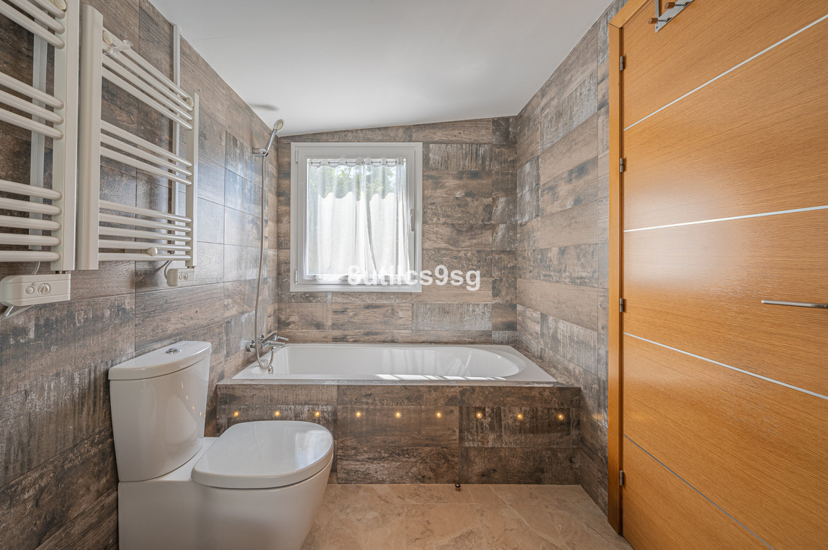 5 Bed Townhouse for sale in Nueva Andalucía Costa Del Sol, Málaga, Spain
