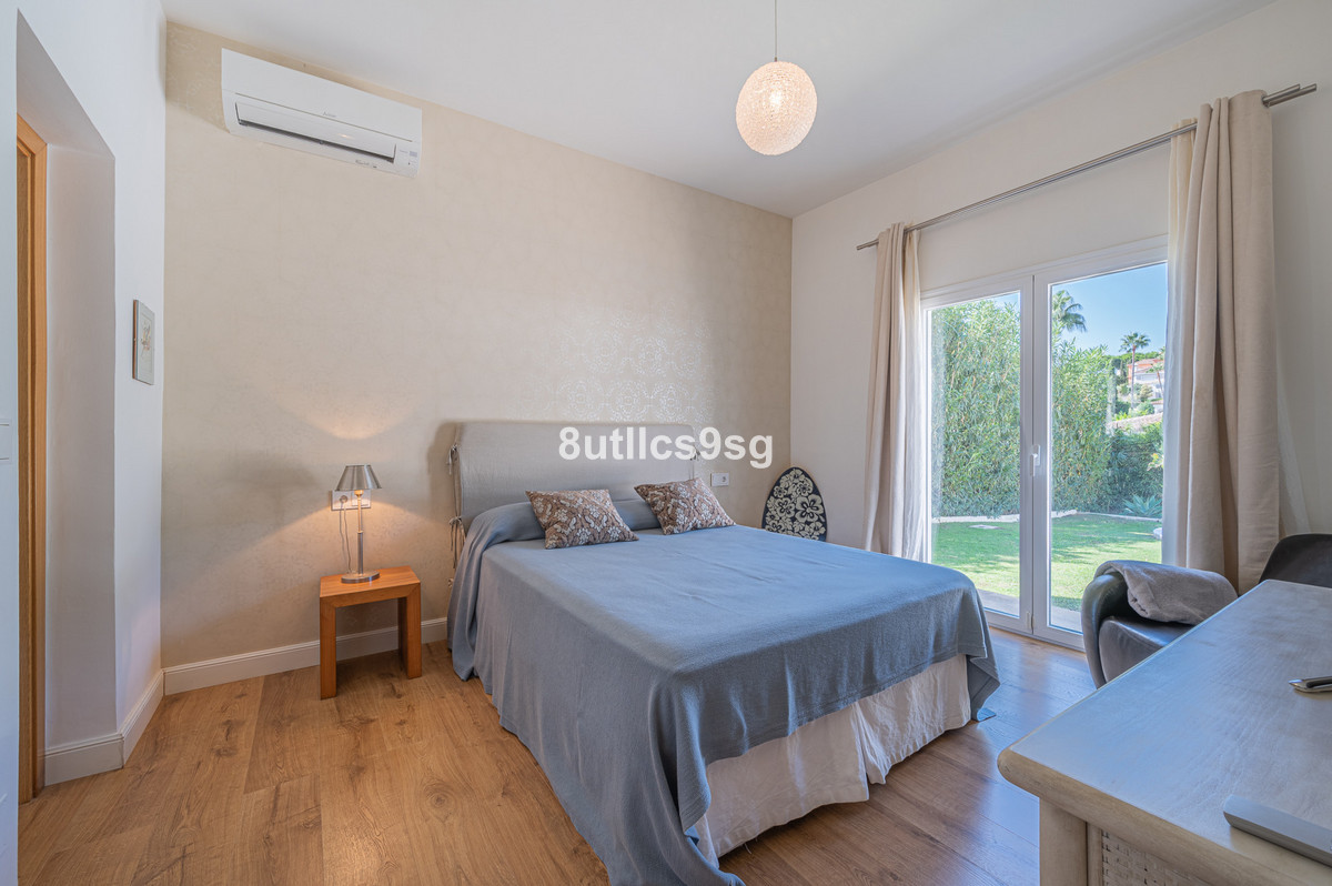 5 Bed Townhouse for sale in Nueva Andalucía Costa Del Sol, Málaga, Spain
