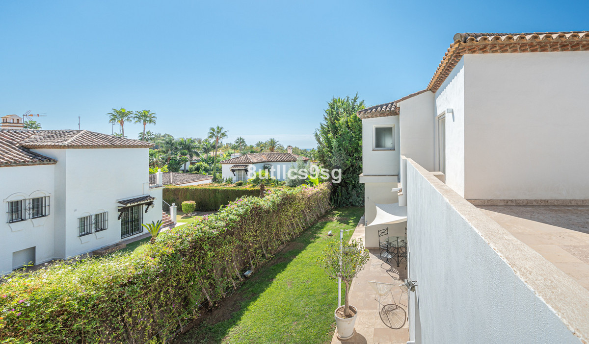 5 Bed Townhouse for sale in Nueva Andalucía Costa Del Sol, Málaga, Spain