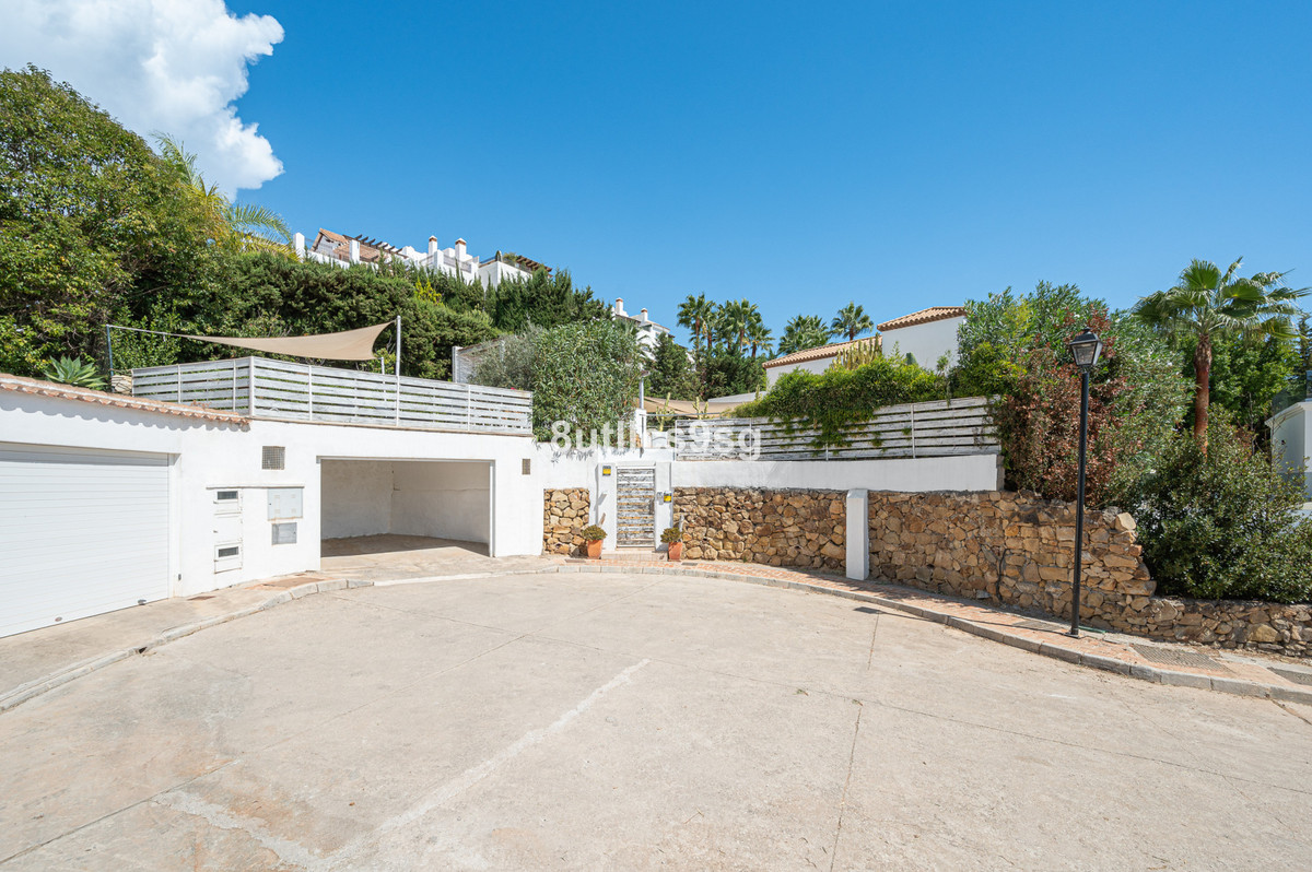 5 Bed Townhouse for sale in Nueva Andalucía Costa Del Sol, Málaga, Spain