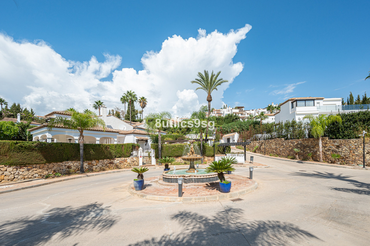 5 Bed Townhouse for sale in Nueva Andalucía Costa Del Sol, Málaga, Spain