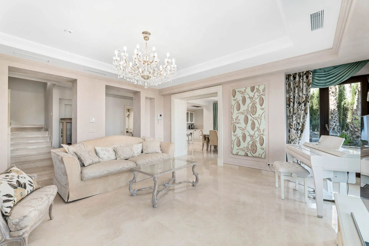 5 Bed Townhouse for sale in Benahavís Costa Del Sol, Málaga, Spain