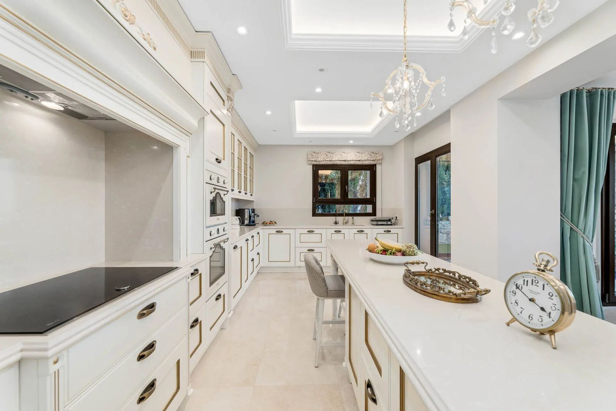5 Bed Townhouse for sale in Benahavís Costa Del Sol, Málaga, Spain