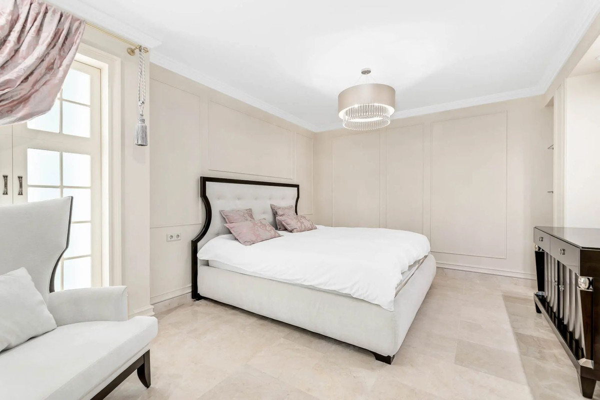 5 Bed Townhouse for sale in Benahavís Costa Del Sol, Málaga, Spain