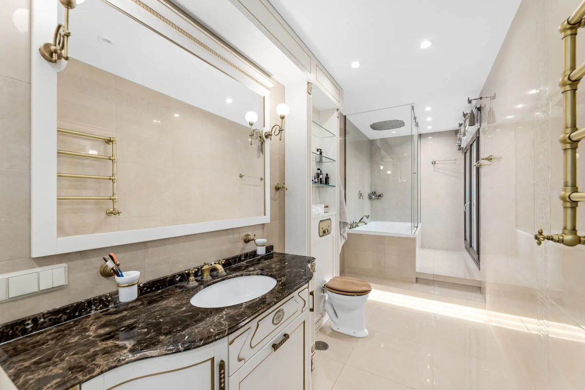 5 Bed Townhouse for sale in Benahavís Costa Del Sol, Málaga, Spain