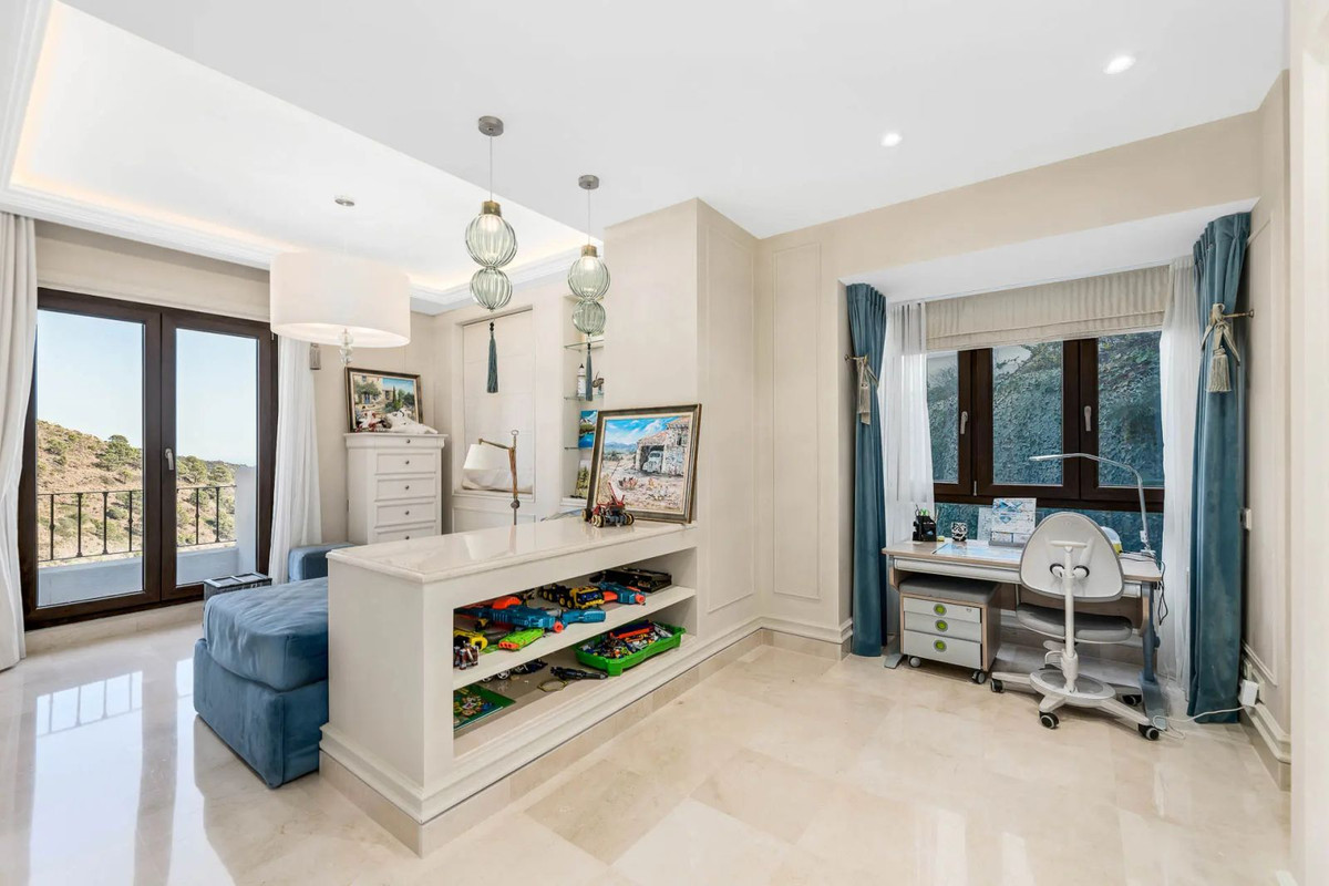 5 Bed Townhouse for sale in Benahavís Costa Del Sol, Málaga, Spain