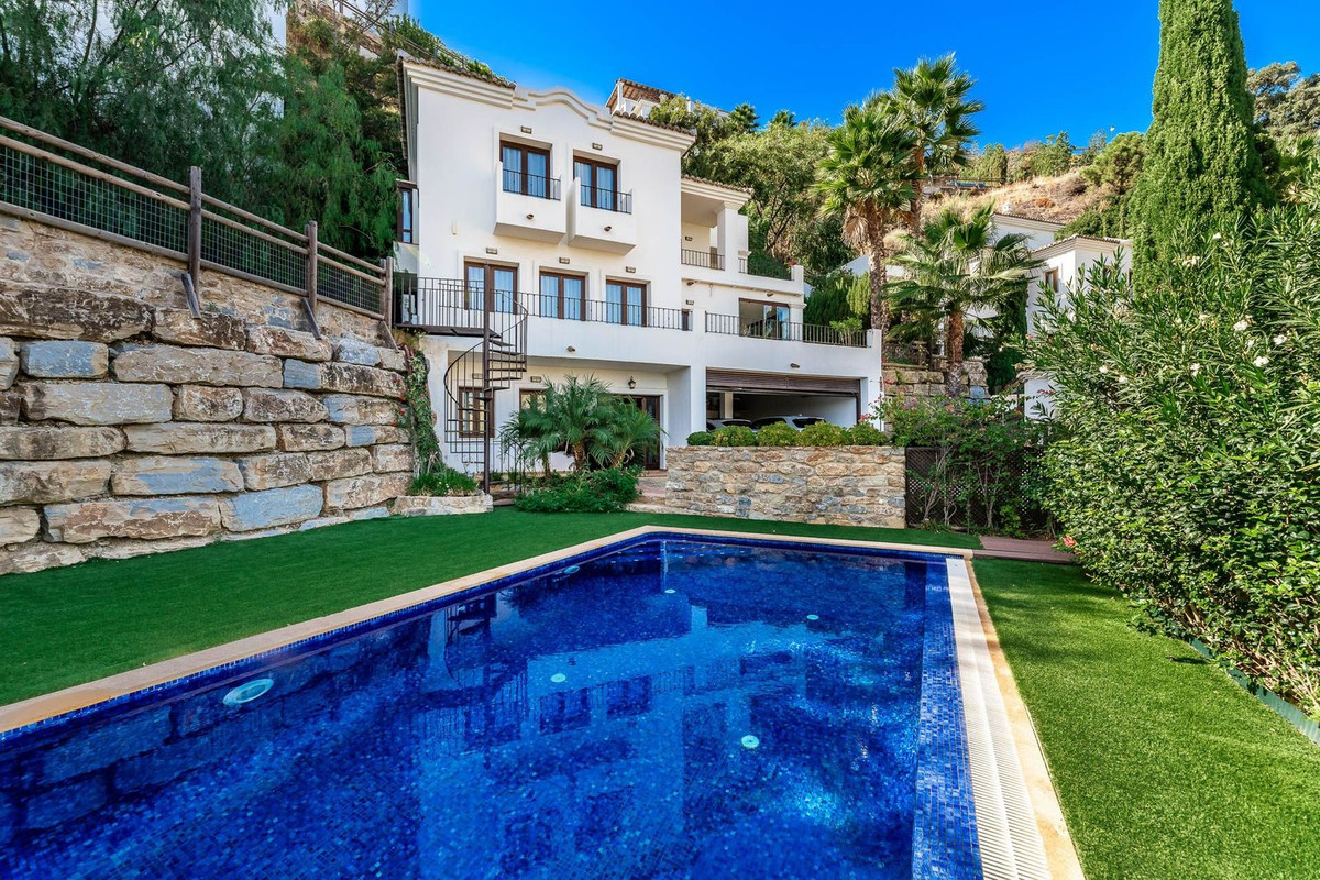 5 Bed Townhouse for sale in Benahavís Costa Del Sol, Málaga, Spain