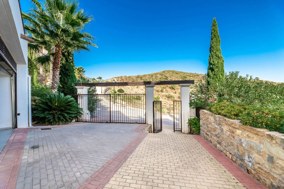 5 Bed Townhouse for sale in Benahavís Costa Del Sol, Málaga, Spain