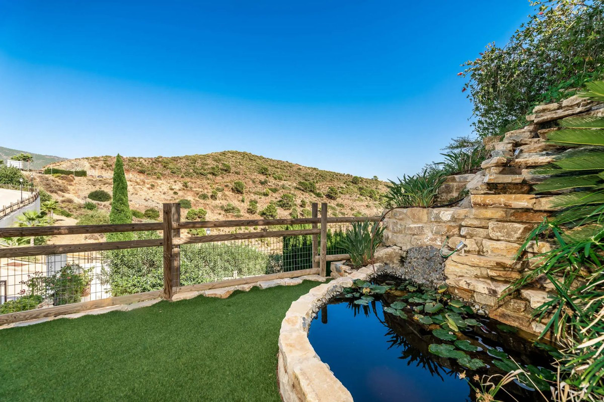 5 Bed Townhouse for sale in Benahavís Costa Del Sol, Málaga, Spain