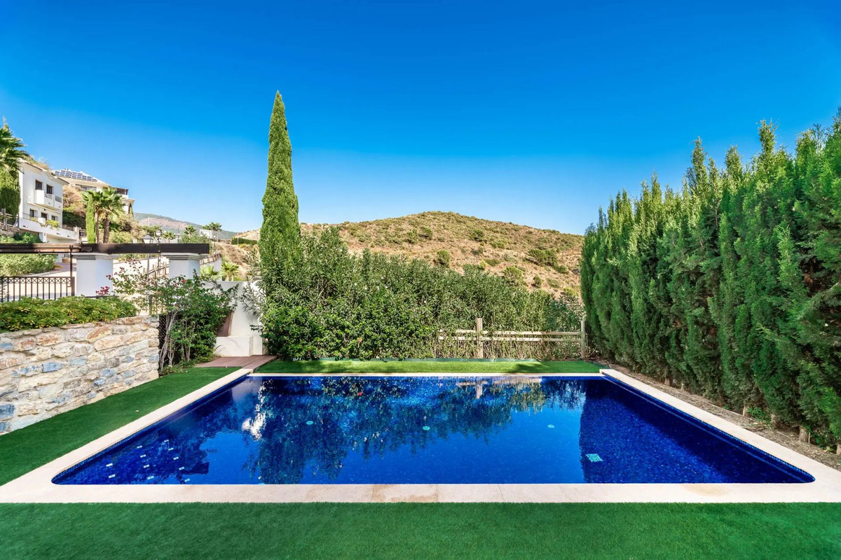 5 Bed Townhouse for sale in Benahavís Costa Del Sol, Málaga, Spain