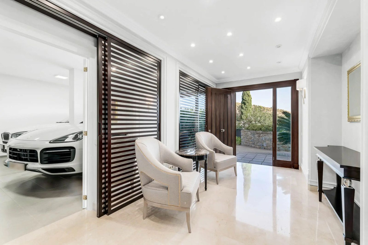 5 Bed Townhouse for sale in Benahavís Costa Del Sol, Málaga, Spain