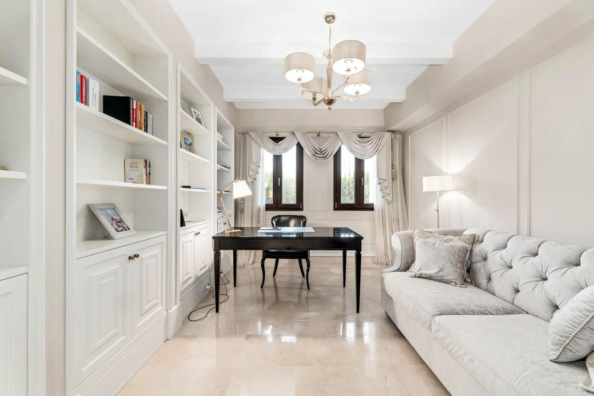 5 Bed Townhouse for sale in Benahavís Costa Del Sol, Málaga, Spain
