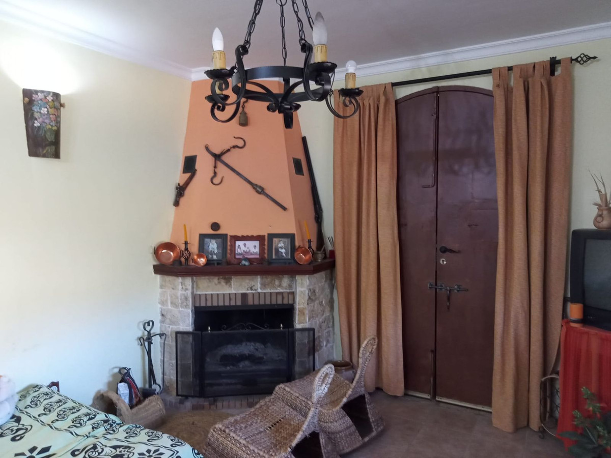 4 Bed Townhouse for sale in Riogordo Costa Del Sol East, Málaga, Spain