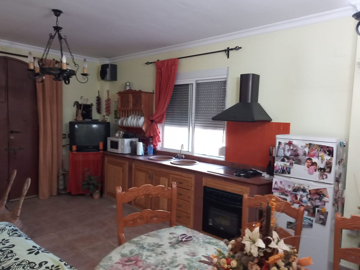4 Bed Townhouse for sale in Riogordo Costa Del Sol East, Málaga, Spain