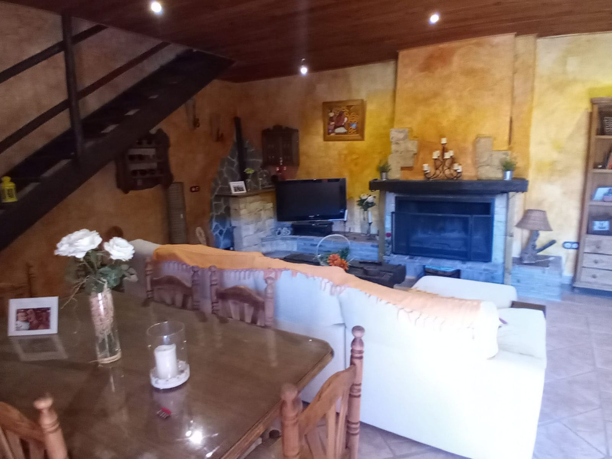 4 Bed Townhouse for sale in Riogordo Costa Del Sol East, Málaga, Spain