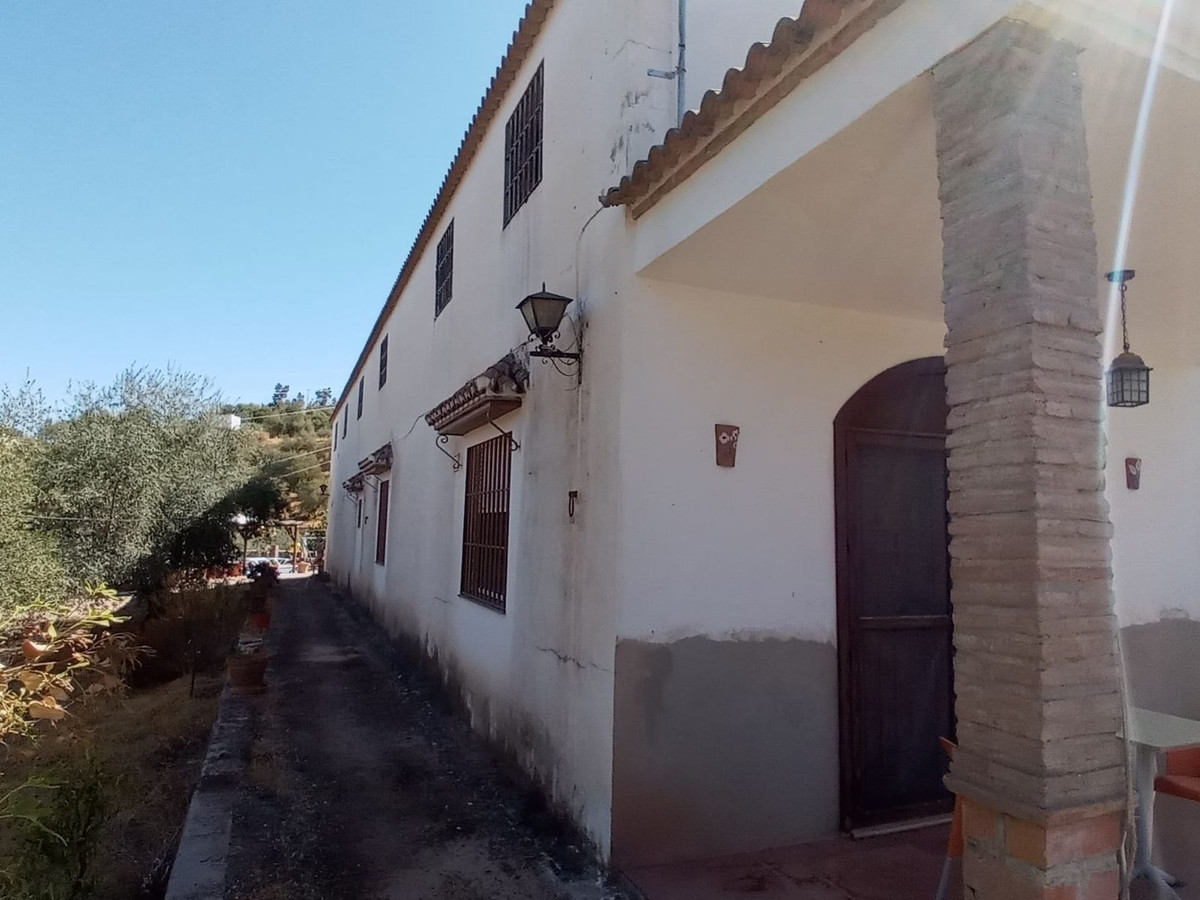 4 Bed Townhouse for sale in Riogordo Costa Del Sol East, Málaga, Spain
