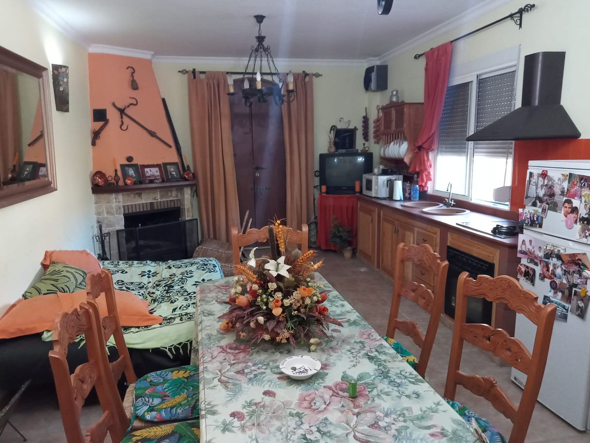4 Bed Townhouse for sale in Riogordo Costa Del Sol East, Málaga, Spain