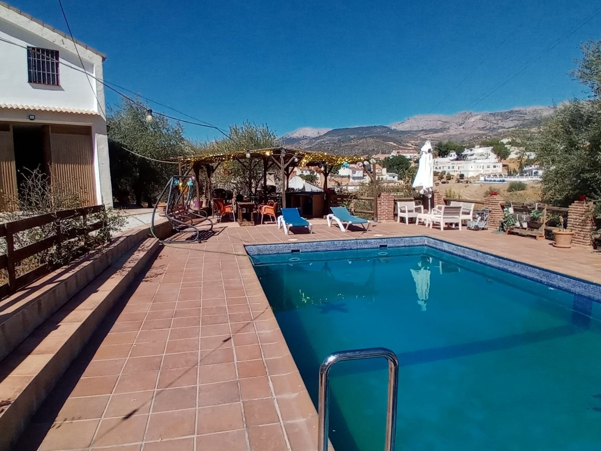 4 Bed Townhouse for sale in Riogordo Costa Del Sol East, Málaga, Spain