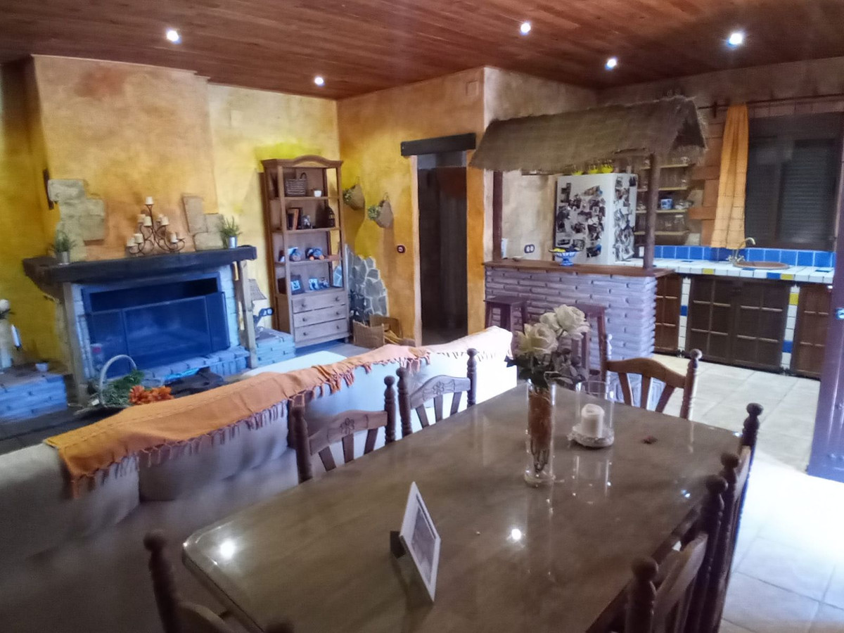 4 Bed Townhouse for sale in Riogordo Costa Del Sol East, Málaga, Spain