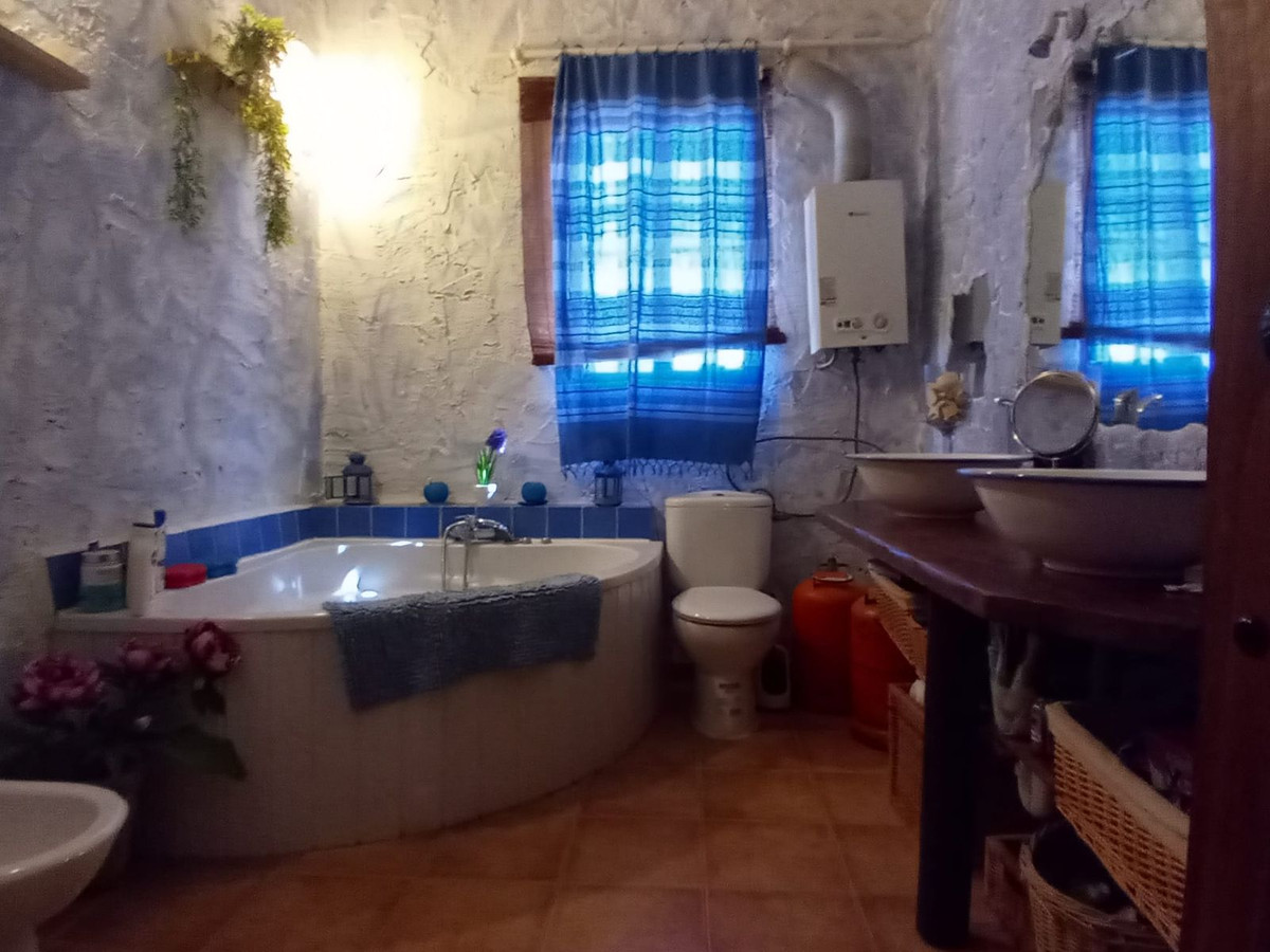 4 Bed Townhouse for sale in Riogordo Costa Del Sol East, Málaga, Spain