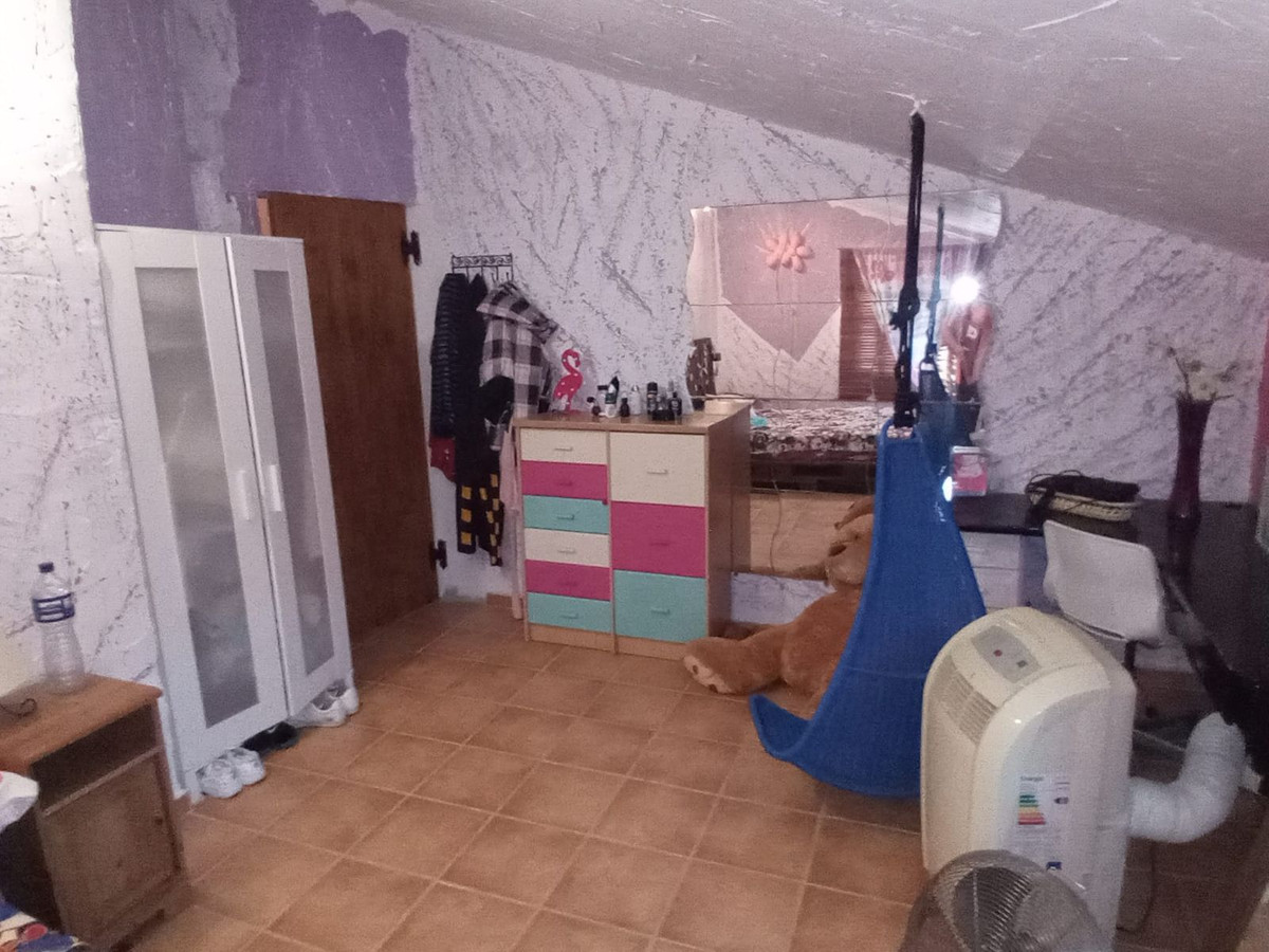 4 Bed Townhouse for sale in Riogordo Costa Del Sol East, Málaga, Spain
