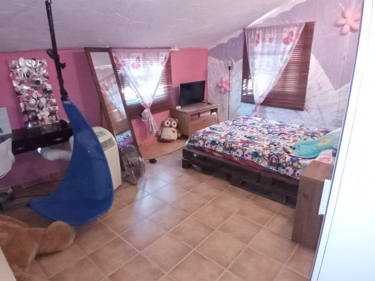 4 Bed Townhouse for sale in Riogordo Costa Del Sol East, Málaga, Spain