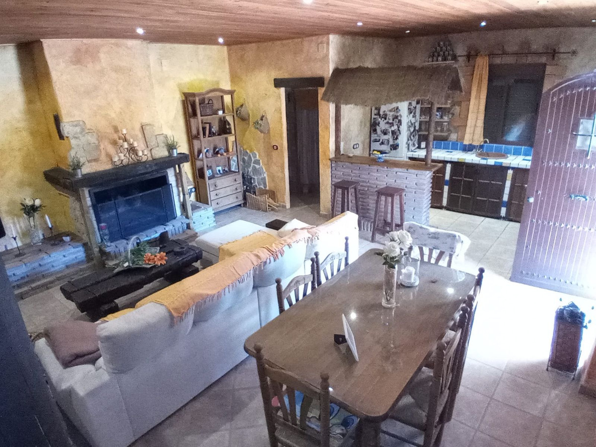 4 Bed Townhouse for sale in Riogordo Costa Del Sol East, Málaga, Spain