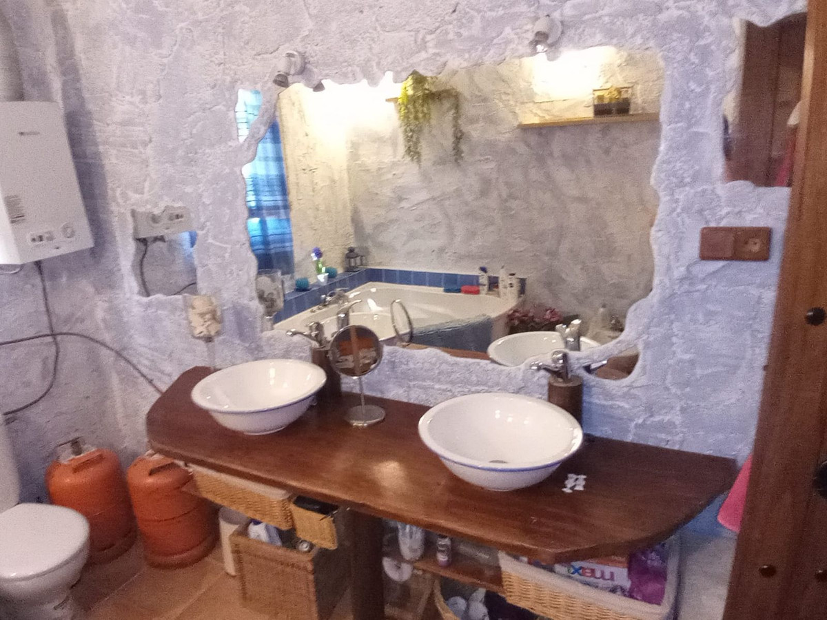 4 Bed Townhouse for sale in Riogordo Costa Del Sol East, Málaga, Spain