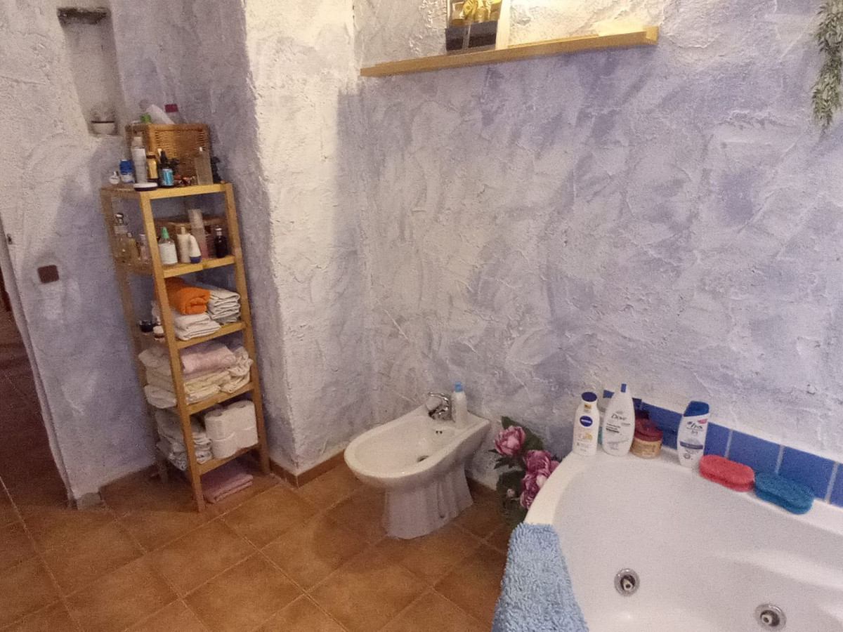 4 Bed Townhouse for sale in Riogordo Costa Del Sol East, Málaga, Spain