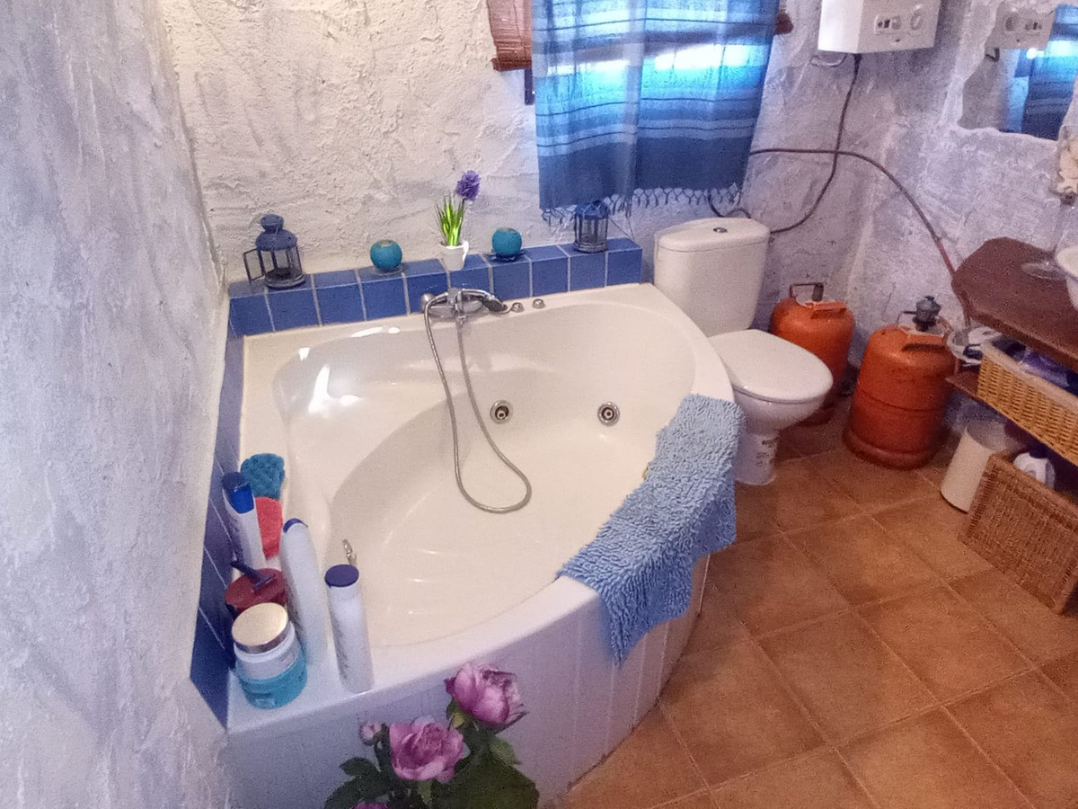 4 Bed Townhouse for sale in Riogordo Costa Del Sol East, Málaga, Spain
