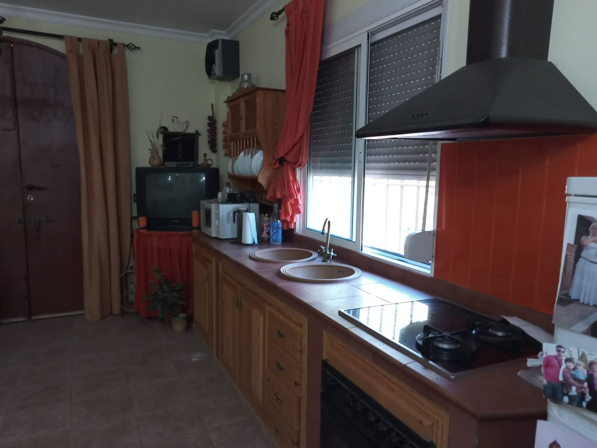 4 Bed Townhouse for sale in Riogordo Costa Del Sol East, Málaga, Spain