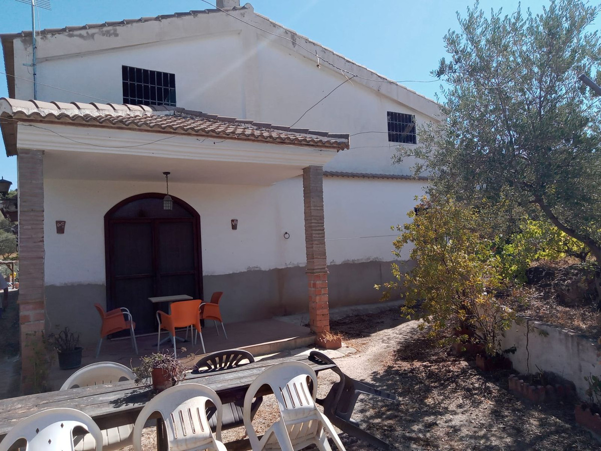 4 Bed Townhouse for sale in Riogordo Costa Del Sol East, Málaga, Spain