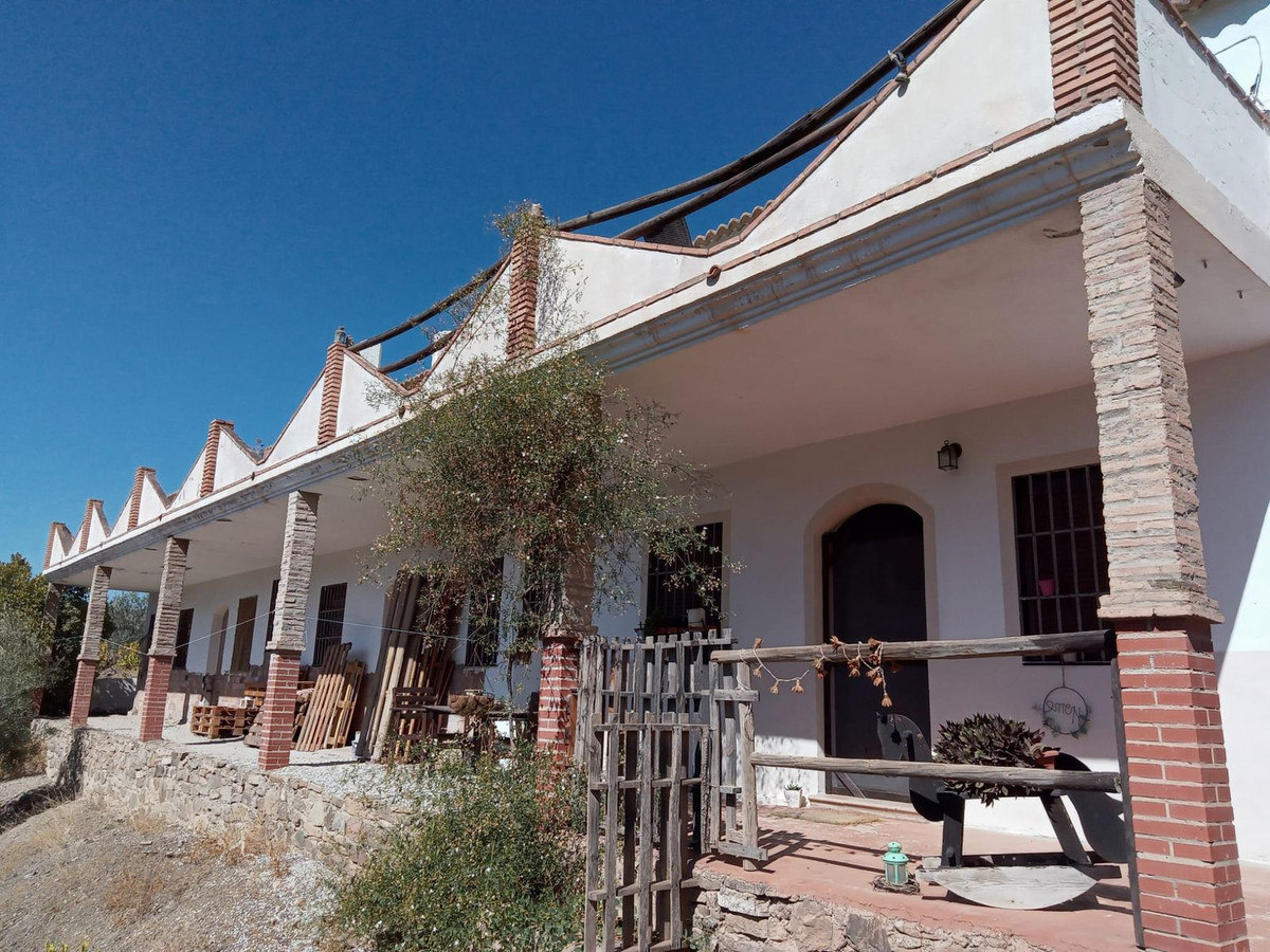4 Bed Townhouse for sale in Riogordo Costa Del Sol East, Málaga, Spain