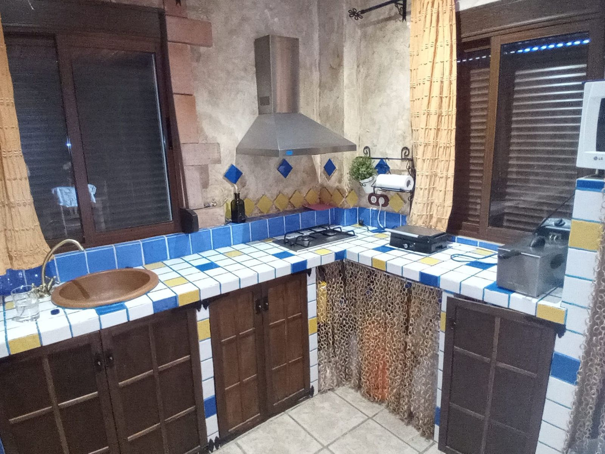 4 Bed Townhouse for sale in Riogordo Costa Del Sol East, Málaga, Spain