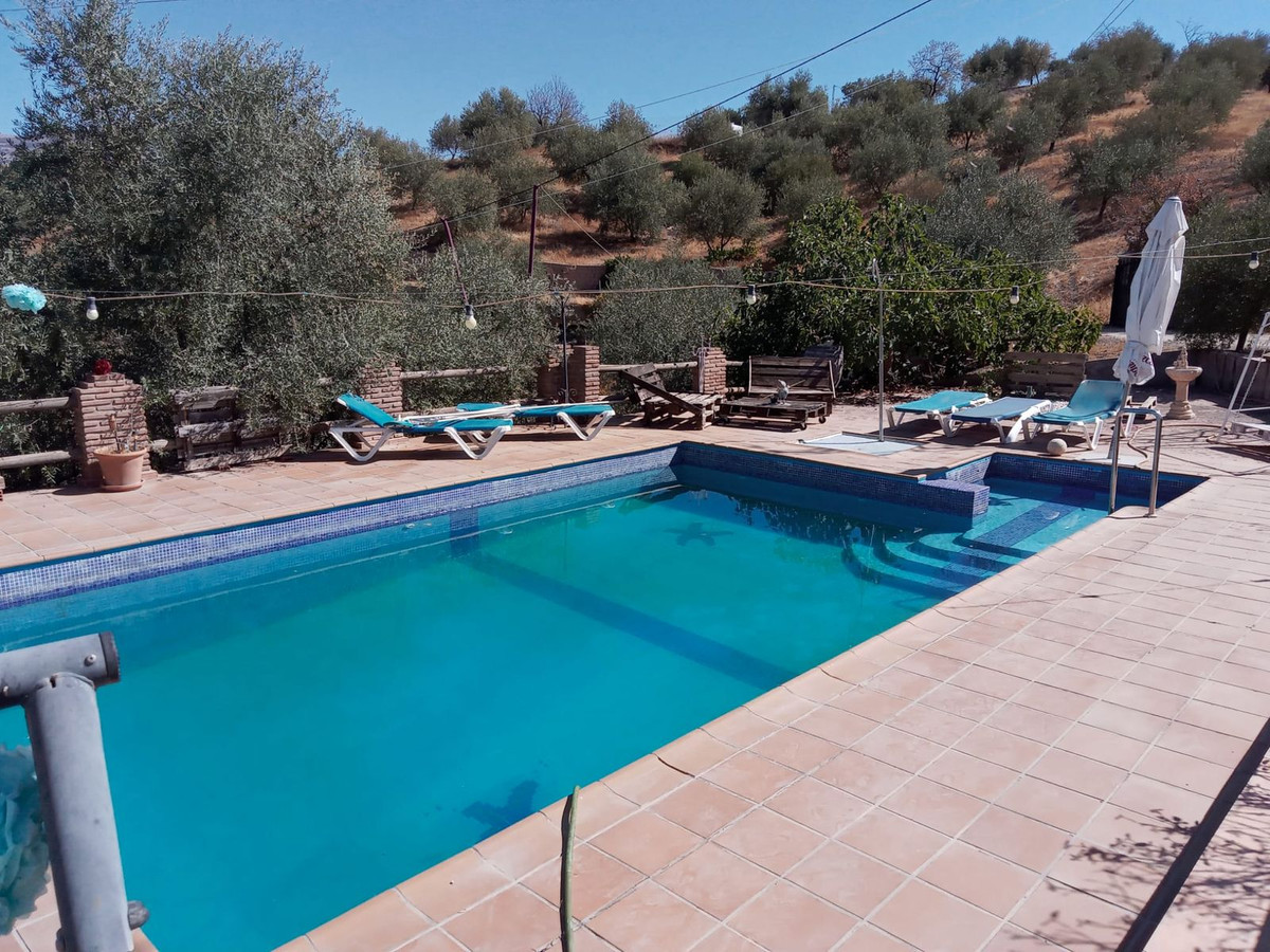 4 Bed Townhouse for sale in Riogordo Costa Del Sol East, Málaga, Spain