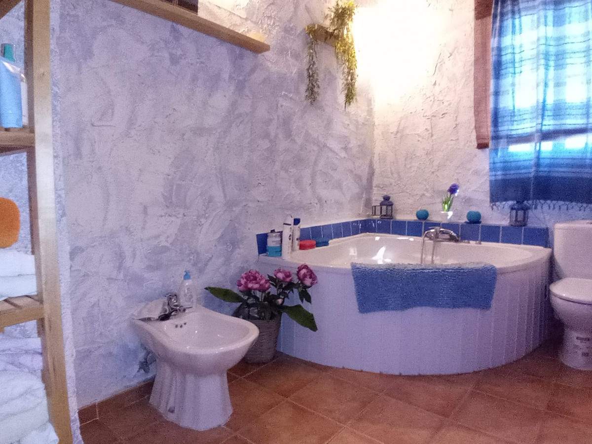 4 Bed Townhouse for sale in Riogordo Costa Del Sol East, Málaga, Spain