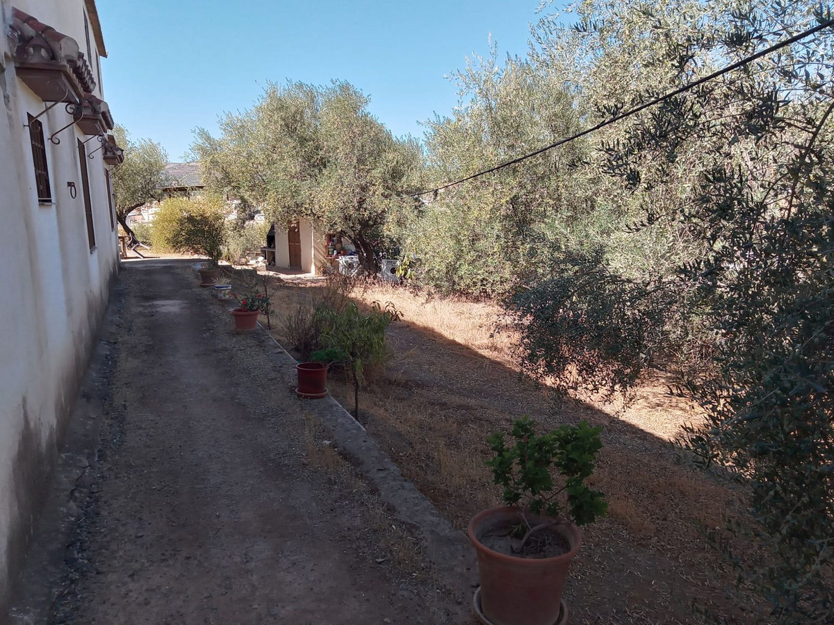 4 Bed Townhouse for sale in Riogordo Costa Del Sol East, Málaga, Spain