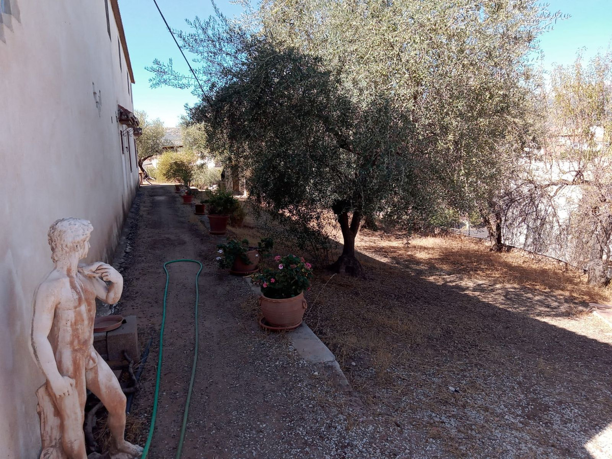 4 Bed Townhouse for sale in Riogordo Costa Del Sol East, Málaga, Spain