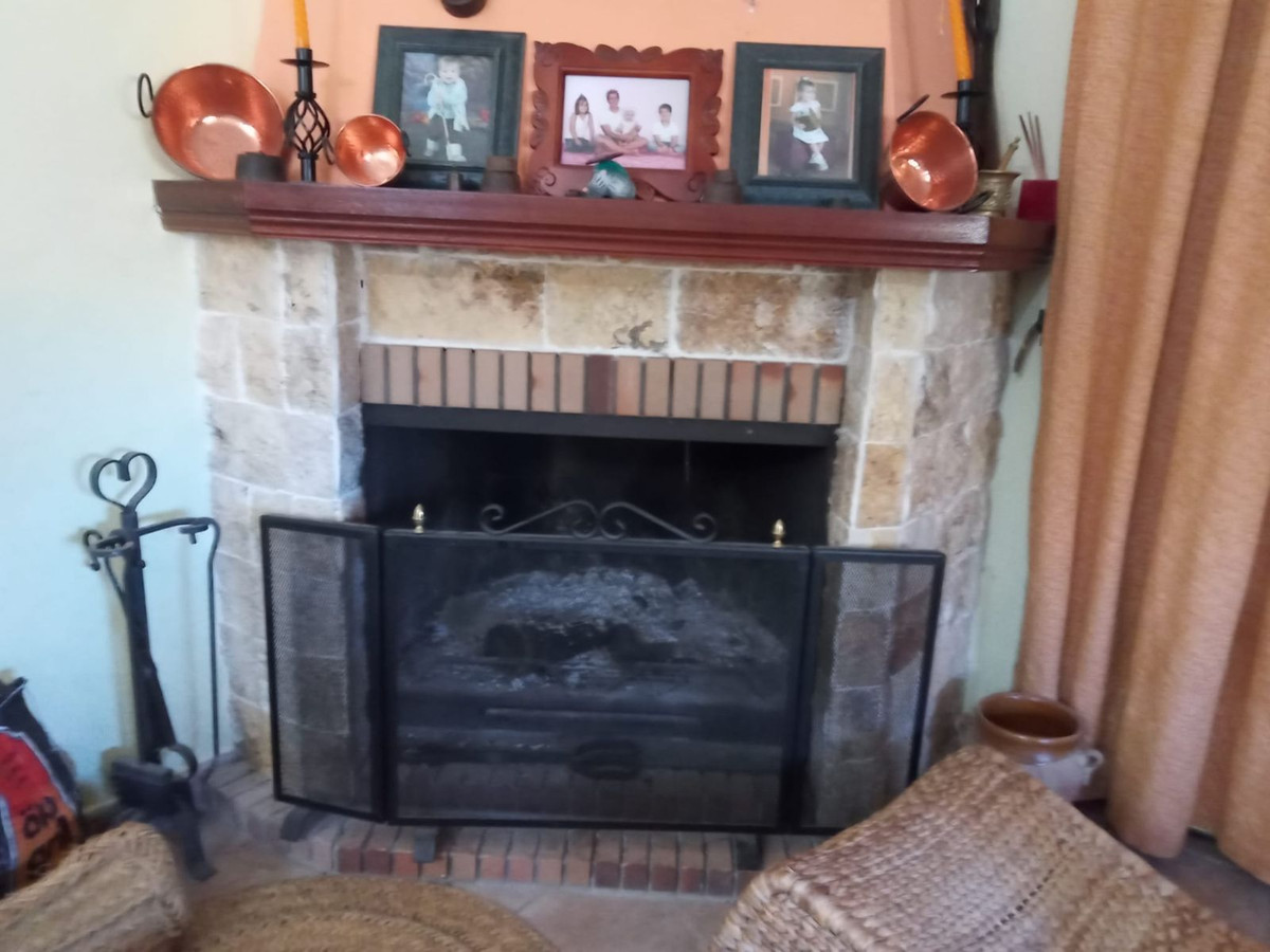 4 Bed Townhouse for sale in Riogordo Costa Del Sol East, Málaga, Spain