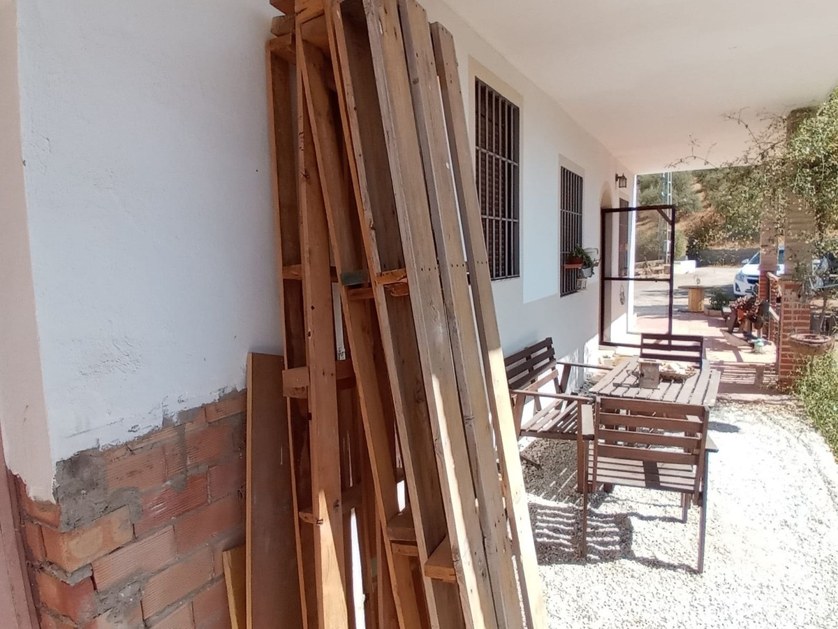 4 Bed Townhouse for sale in Riogordo Costa Del Sol East, Málaga, Spain