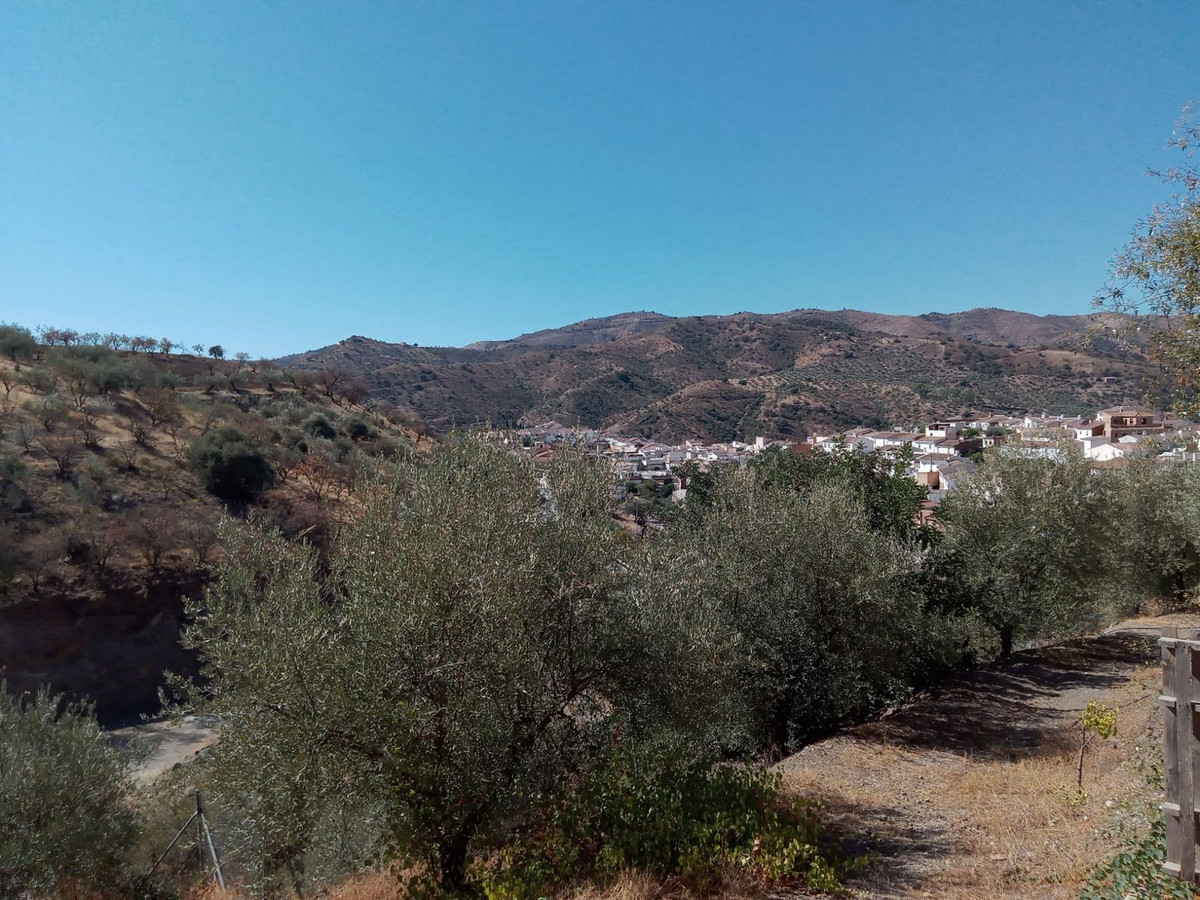 4 Bed Townhouse for sale in Riogordo Costa Del Sol East, Málaga, Spain