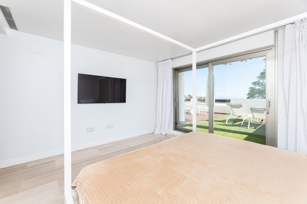 2 Bed Apartment for sale in Benahavís Costa Del Sol, Málaga, Spain