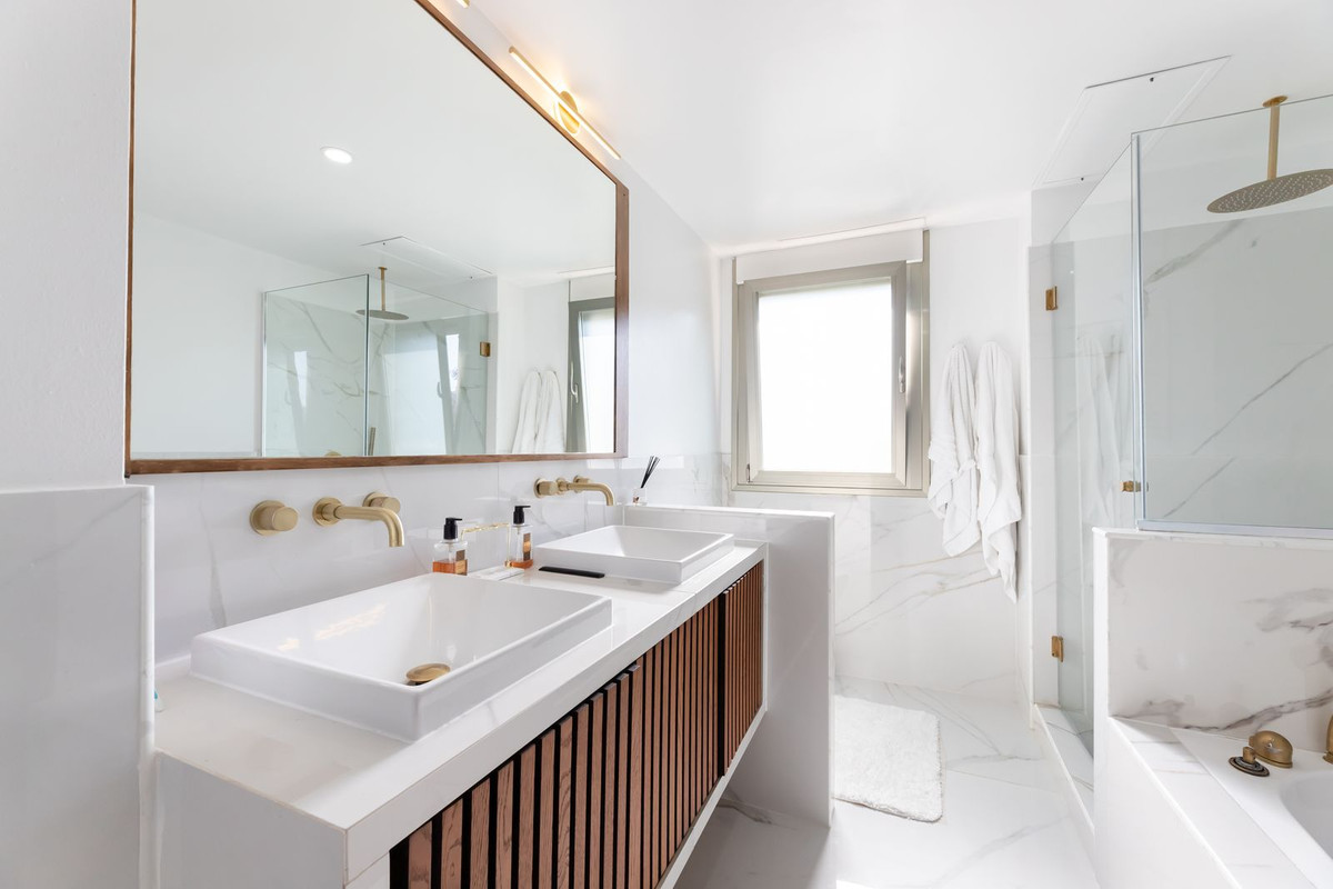 2 Bed Apartment for sale in Benahavís Costa Del Sol, Málaga, Spain
