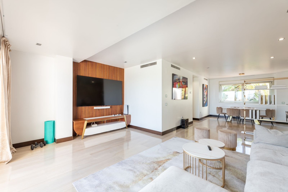 2 Bed Apartment for sale in Benahavís Costa Del Sol, Málaga, Spain