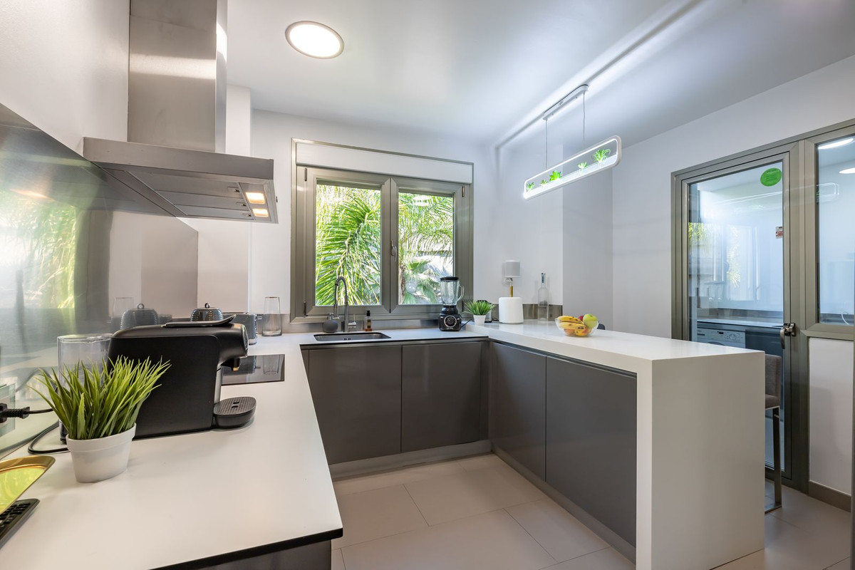 2 Bed Apartment for sale in Benahavís Costa Del Sol, Málaga, Spain