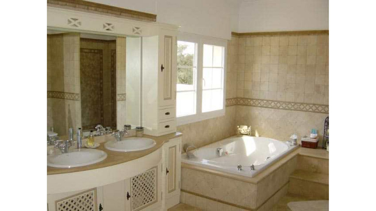 Se vende Villa - Chalet de 7 dormitorios en Costa Del Sol, Cadiz, España
